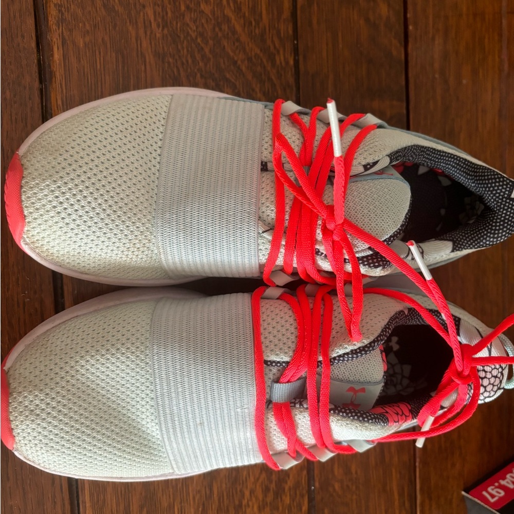 Under Armour W Charged Breathe FN - 6.5